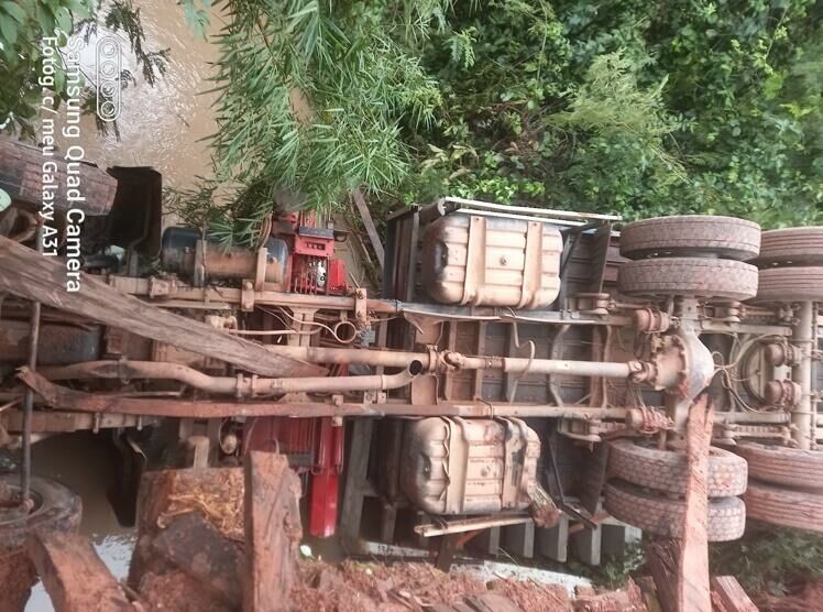 Imagem de compartilhamento para o artigo Caminhão cai de ponte e deixa dois trabalhadores feridos na zona rural de Coxim da MS Todo dia